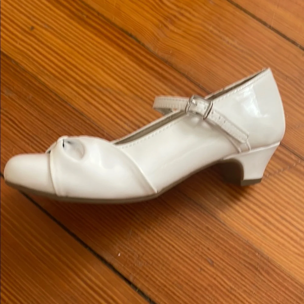 EUC Size 1 The Children's Place White Kids' Shoes with Bow